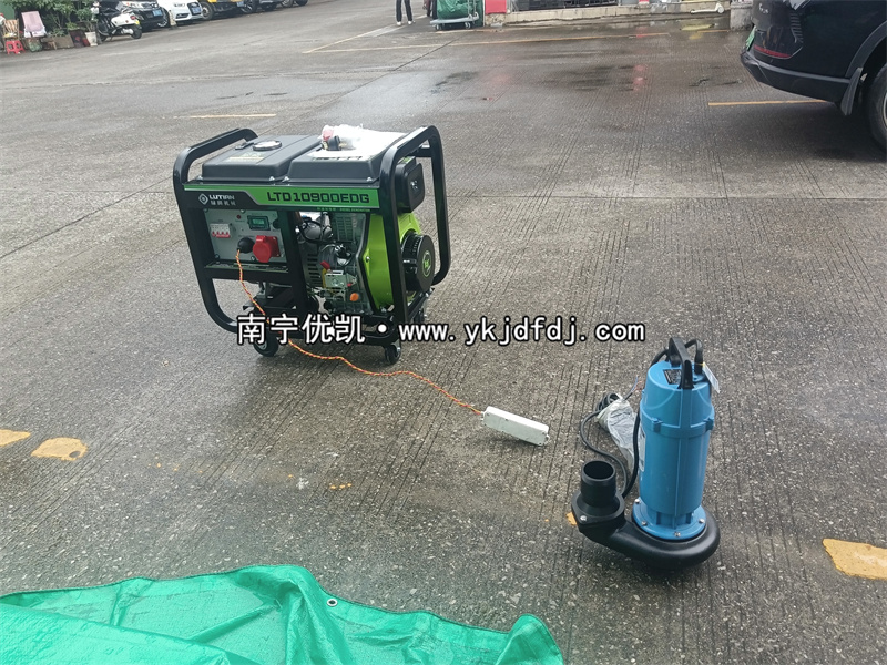 2024年8月13日，客戶到店自提8KW柴油發(fā)電機(jī)組